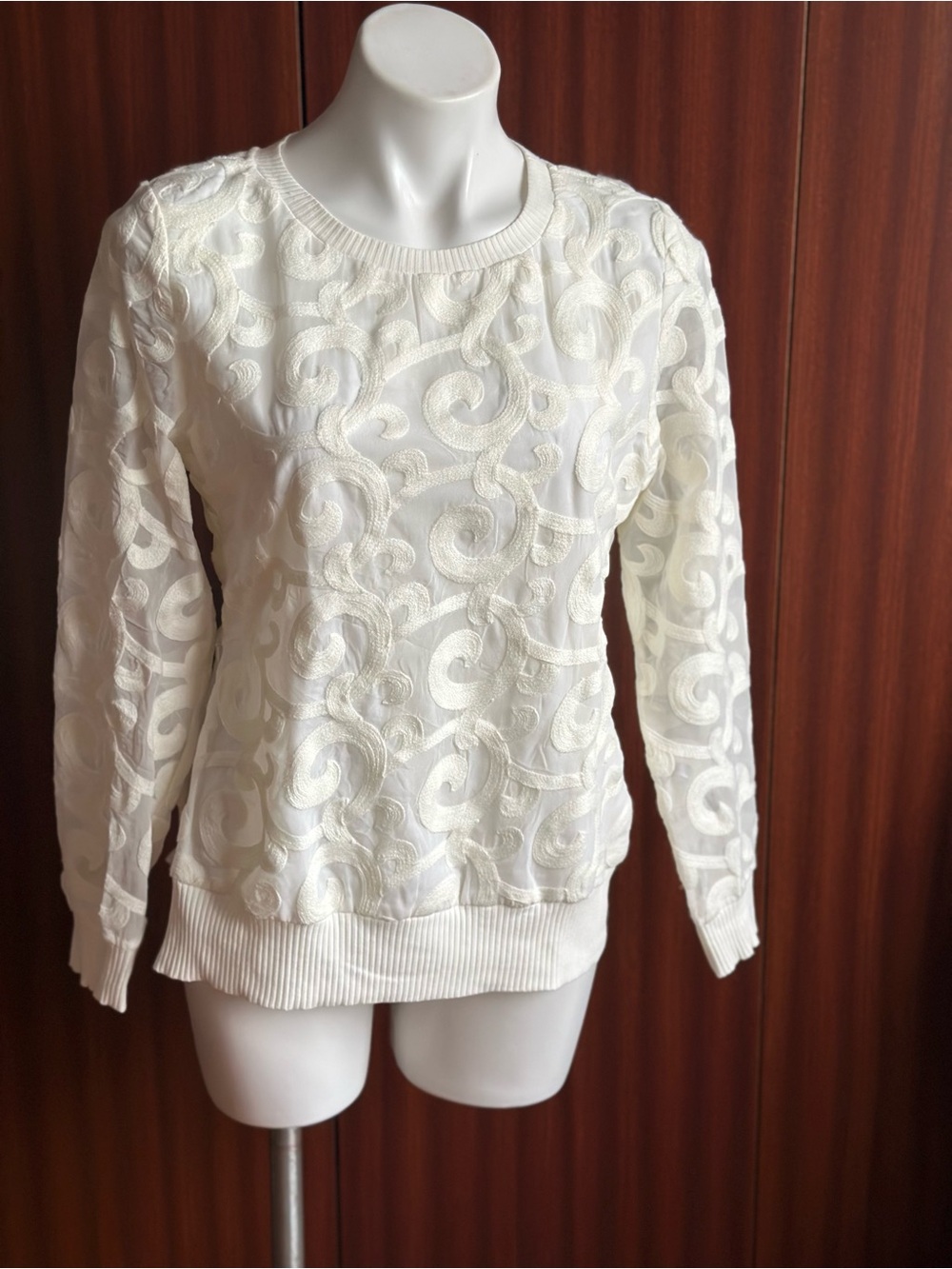 Drinitioisn White sweater with embroidered swirl design, lining size XL(fit M)
